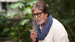 Big B's fans show up throughout the day in Mumbai Amitabh in the -80s; With folded hands he said, 'Thank you very much!'