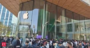 'iPhone Fever' in Mumbai for iPhone 17 launch! Queues outside BKC store since dawn, customer excitement is high