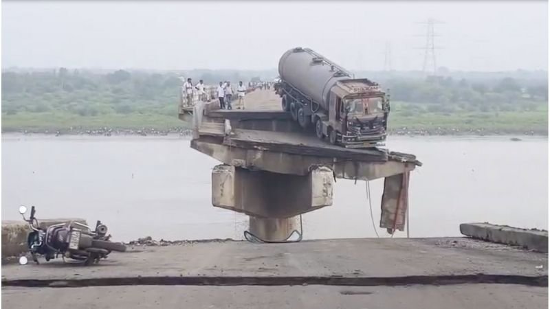 43-year-old bridge built on Mahisagar river in Gujarat collapsed, many vehicles fell into the river, 9 people died, PM Modi expressed grief